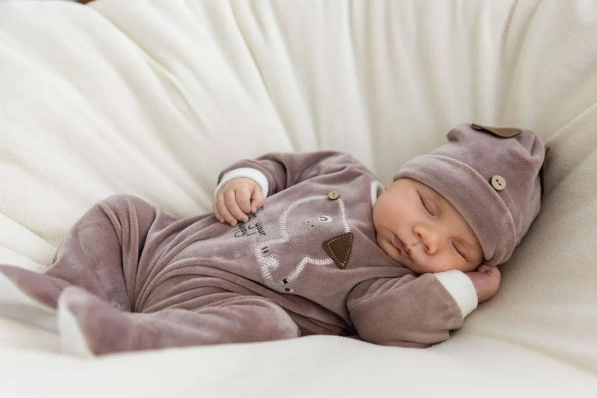 Berretto in ciniglia per neonato