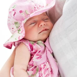 Cappellino in tela stampata da bambina