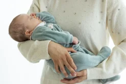 Completo newborn con piede per bambina