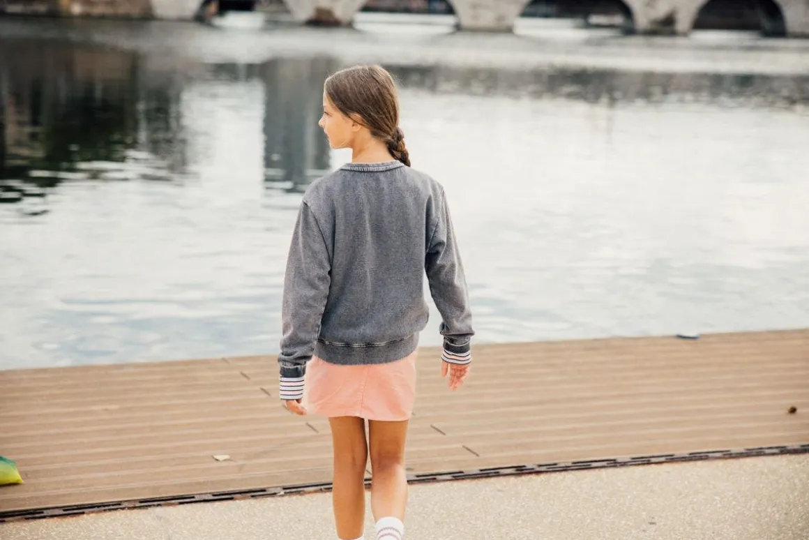 Maglia slavata a maniche lunghe per bambina