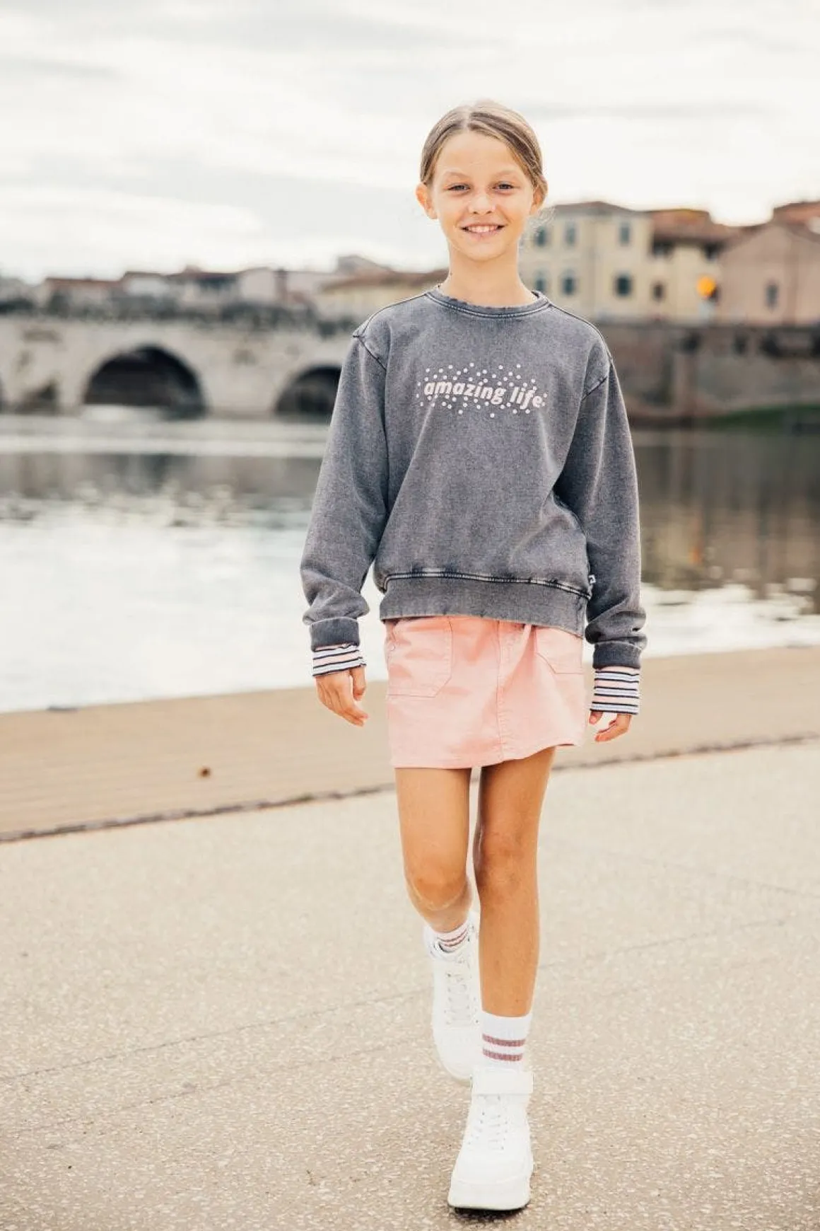 Maglia slavata a maniche lunghe per bambina