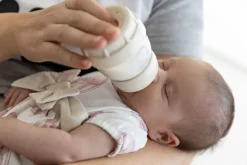 Pagliaccetto con coniglietti per neonata
