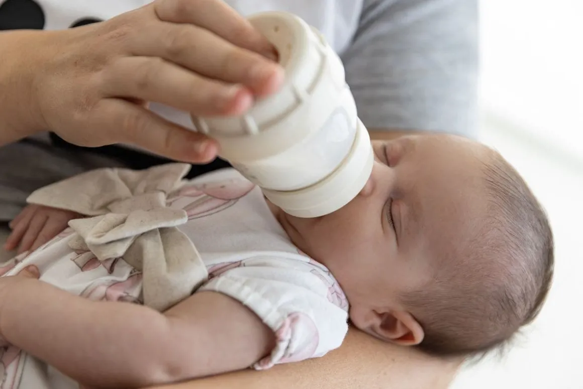 Pagliaccetto con coniglietti per neonata