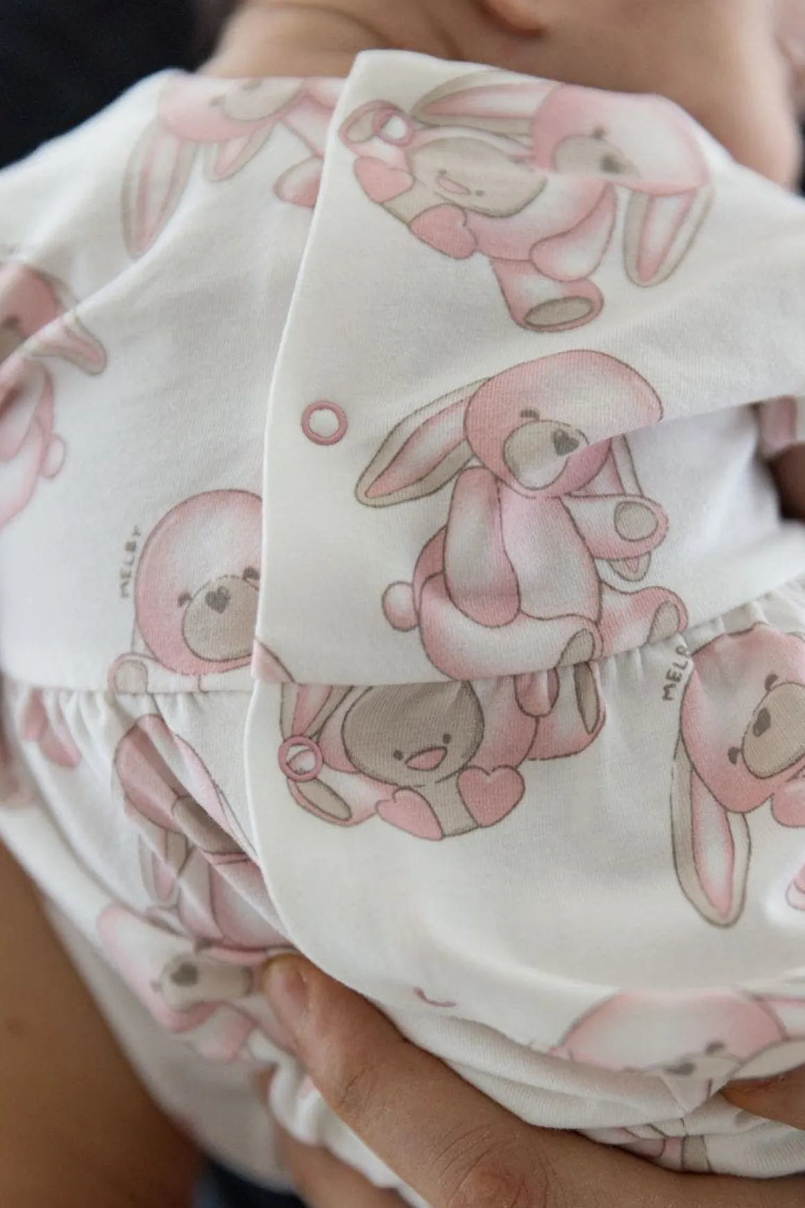 Pagliaccetto con coniglietti per neonata
