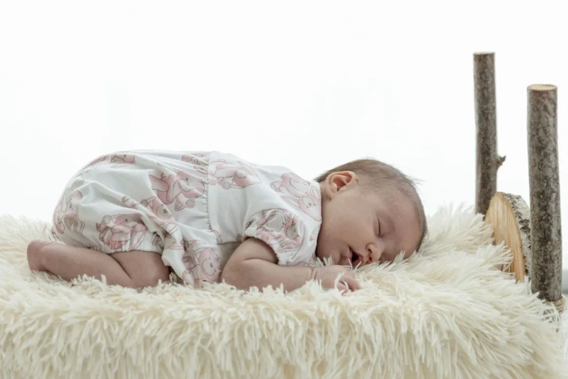 Pagliaccetto con coniglietti per neonata