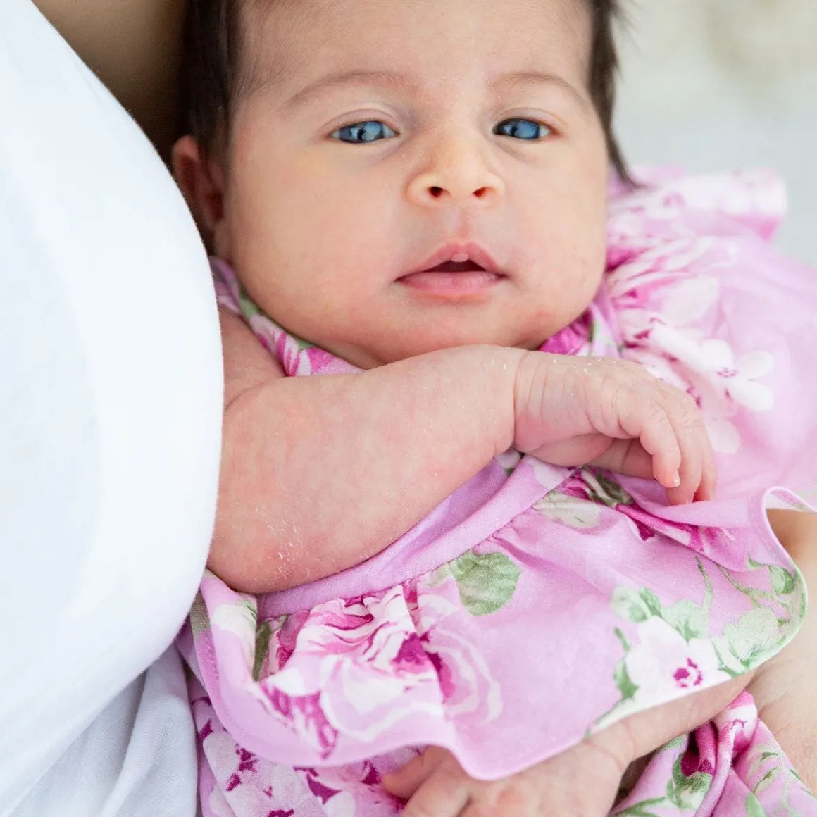 Pagliaccetto in tela stampato fiori da neonata