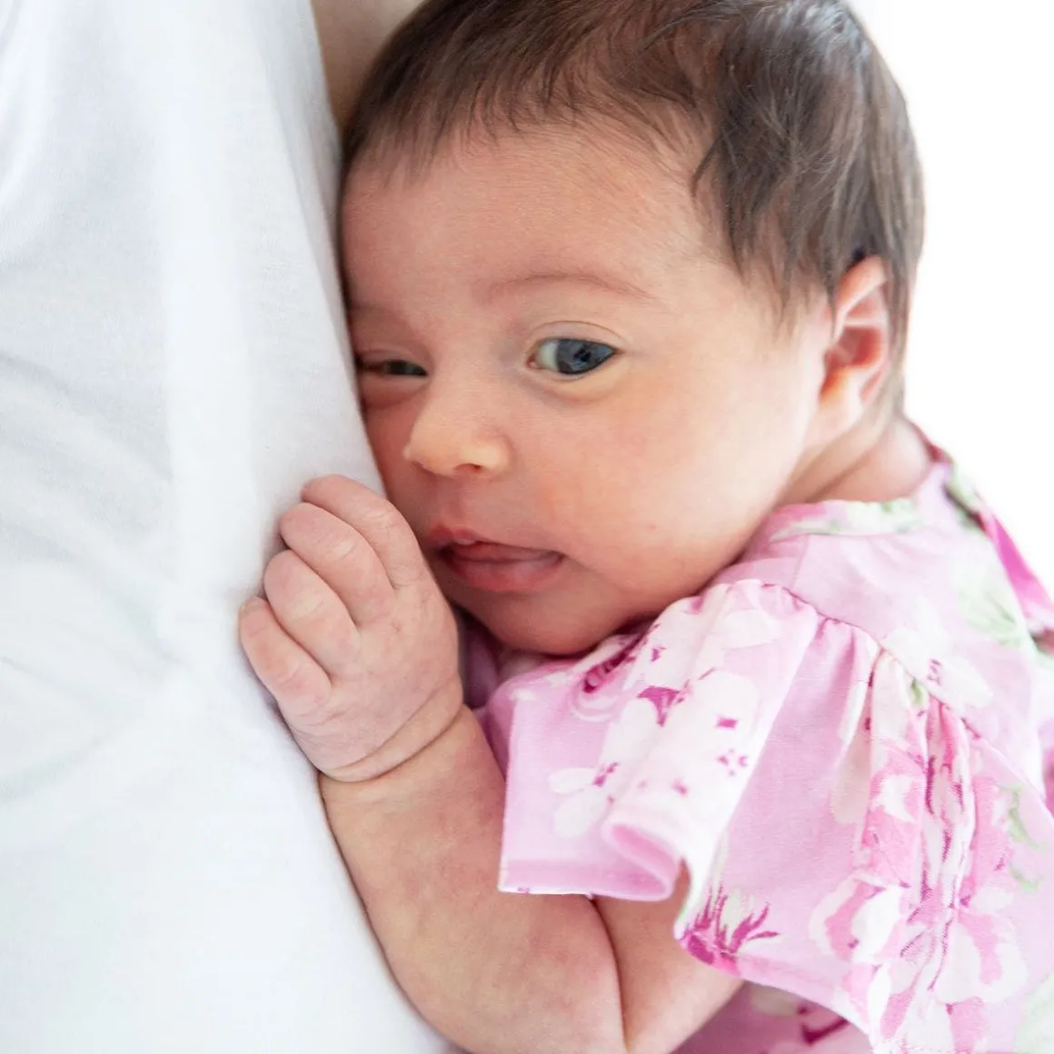 Pagliaccetto in tela stampato fiori da neonata