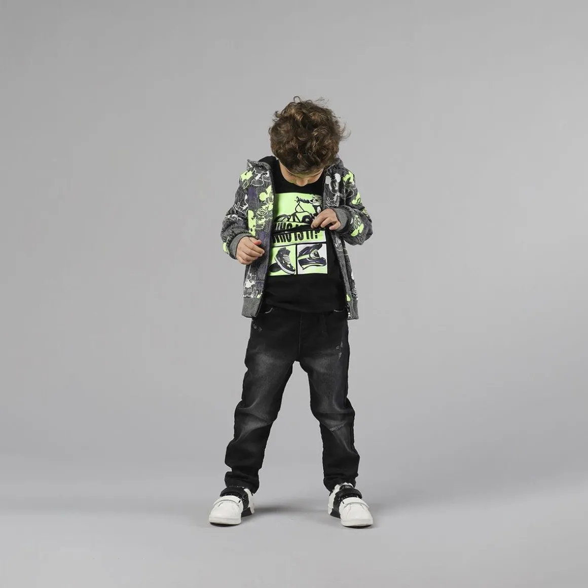 Pantalone da bambino effetto jeans con laccio