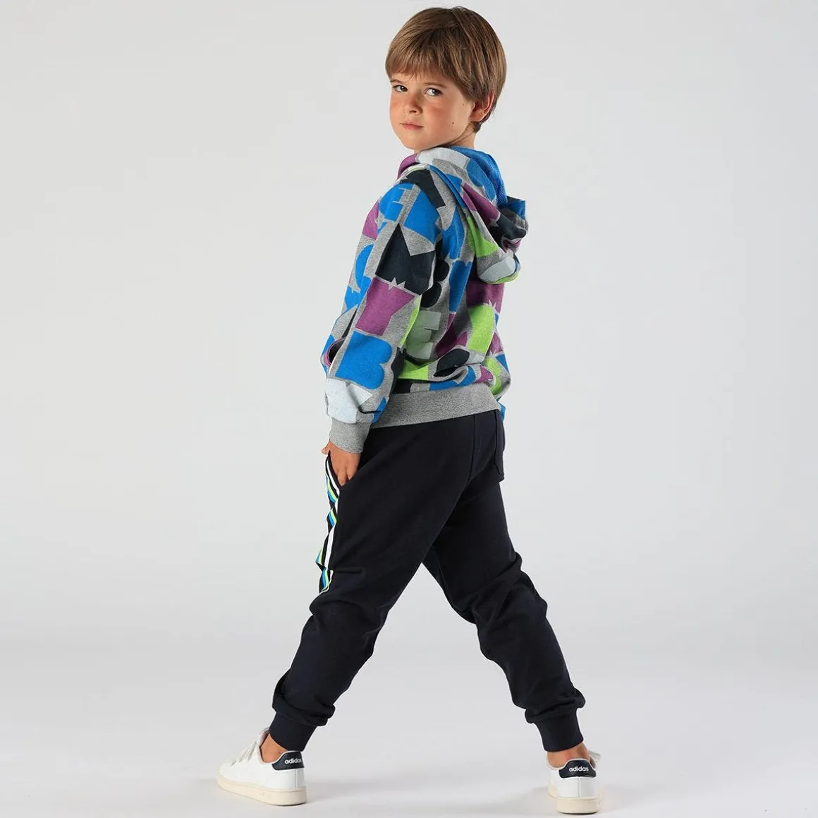 Pantalone da bambino in felpa con bande stampate