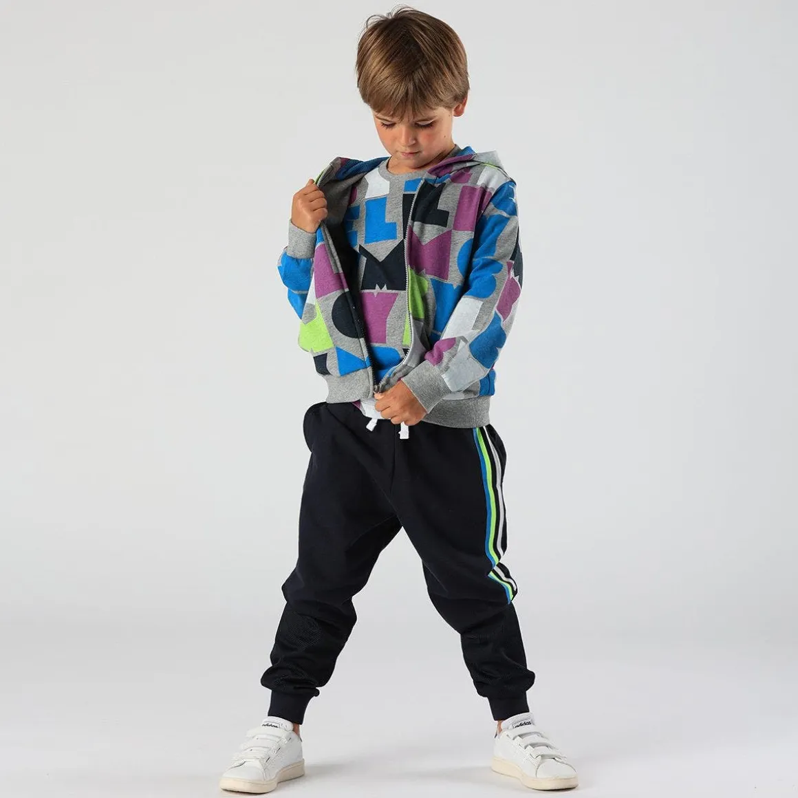Pantalone da bambino in felpa con bande stampate