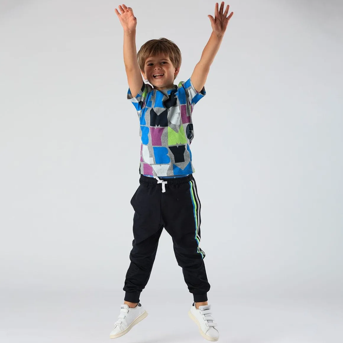 Pantalone da bambino in felpa con bande stampate