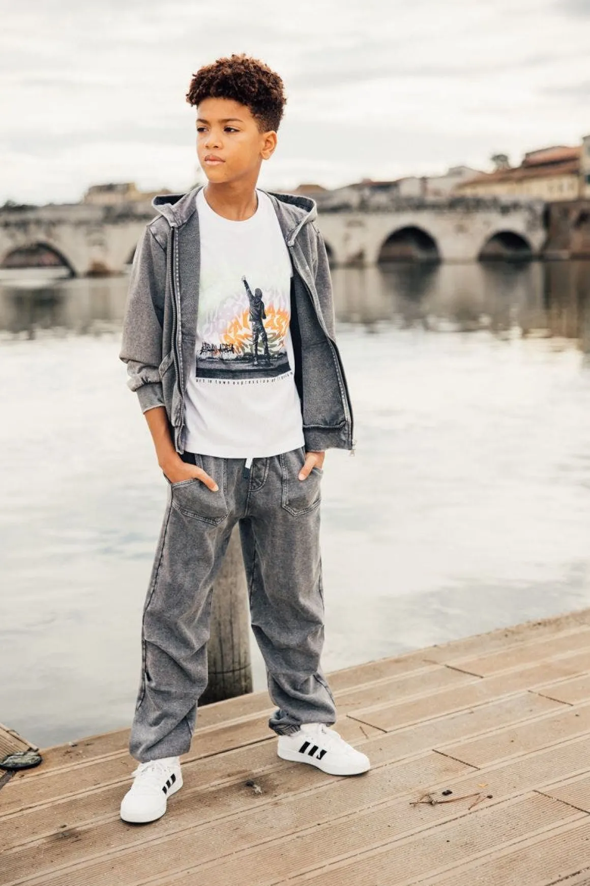 Pantalone in felpa slavata per bambino