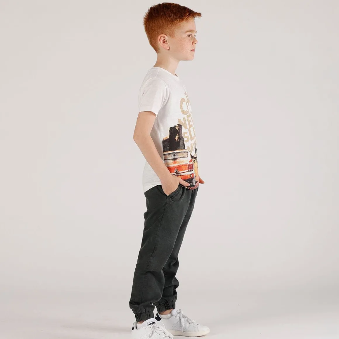 Pantalone in gabardina leggera con tasconi bambino