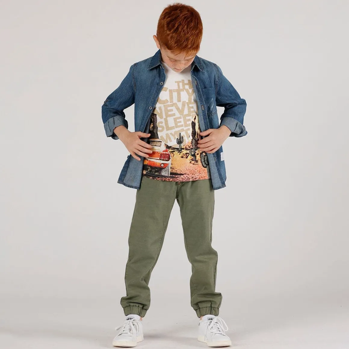 Pantalone in gabardina leggera con tasconi bambino