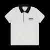 Polo da bambino elegante in piquet bianco.