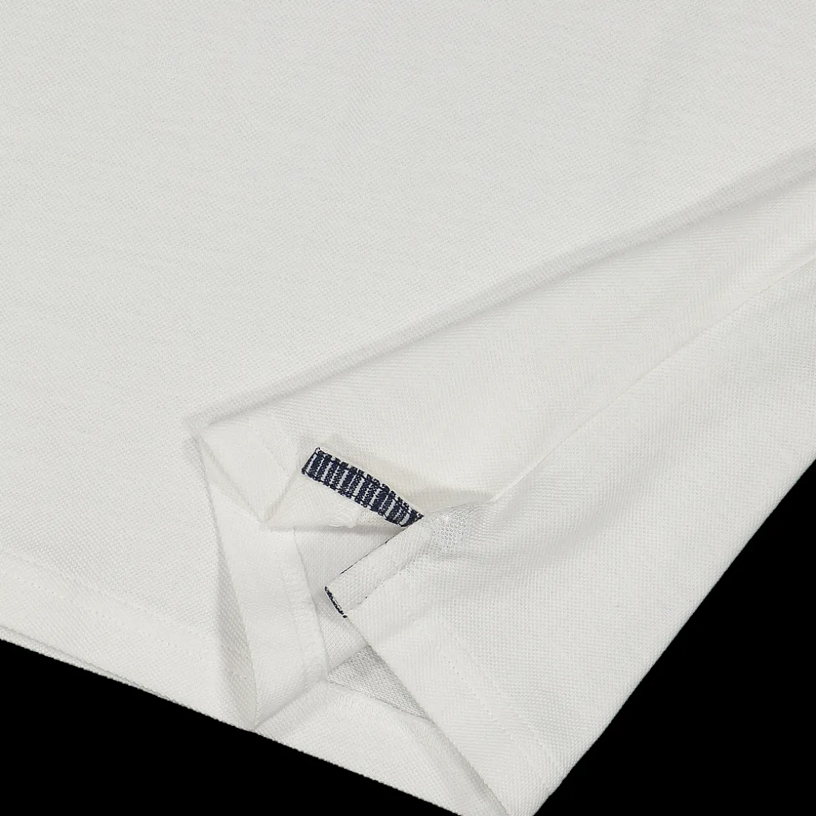 Polo da bambino elegante in piquet bianco.