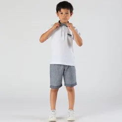 Polo da bambino elegante in piquet bianco.