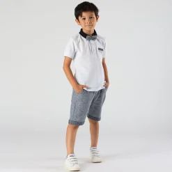 Polo da bambino elegante in piquet bianco.