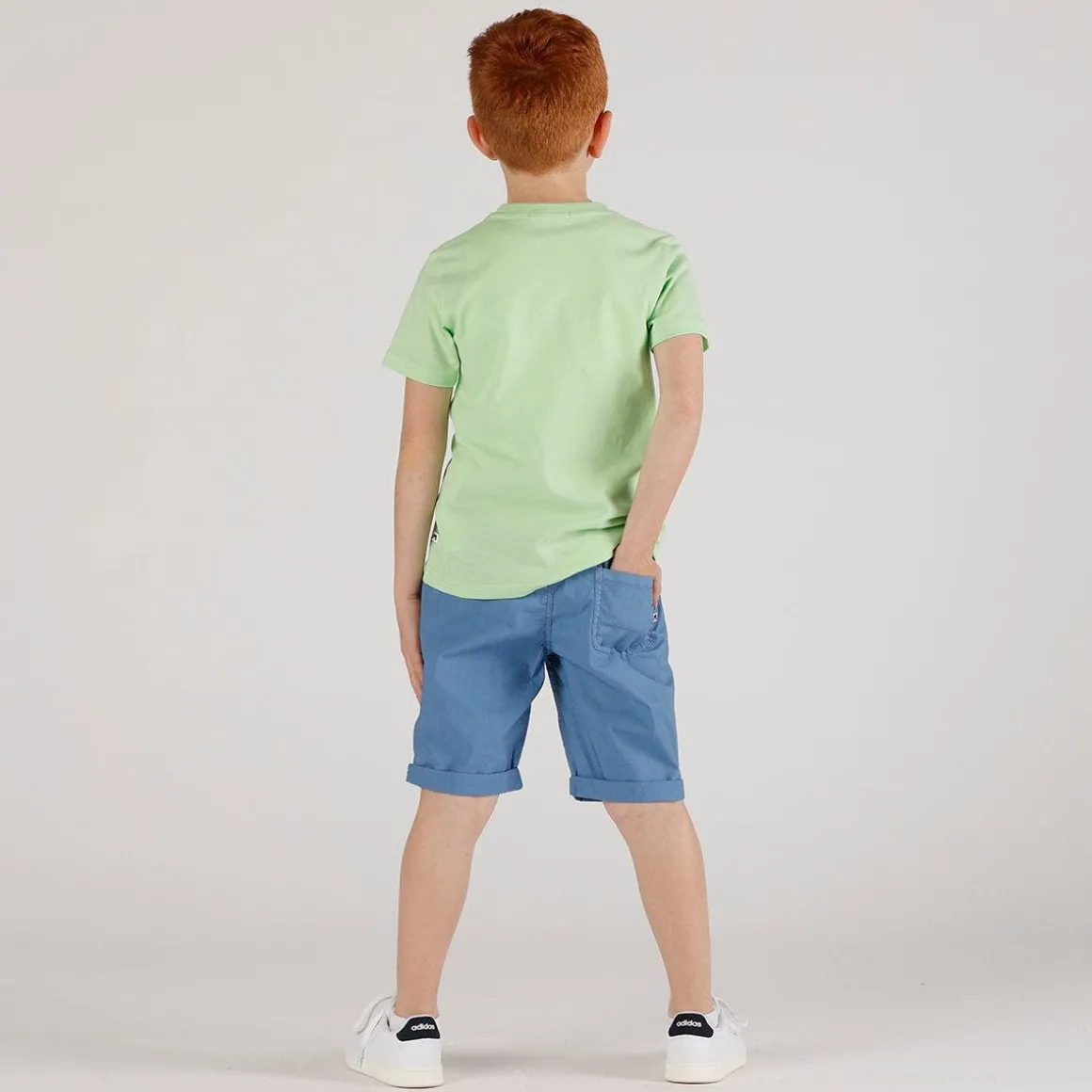 T-shirt con personaggi da bambino