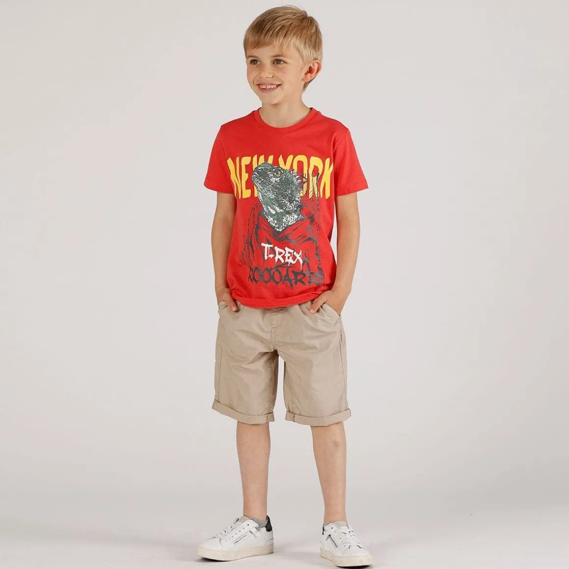 T-shirt con personaggi da bambino