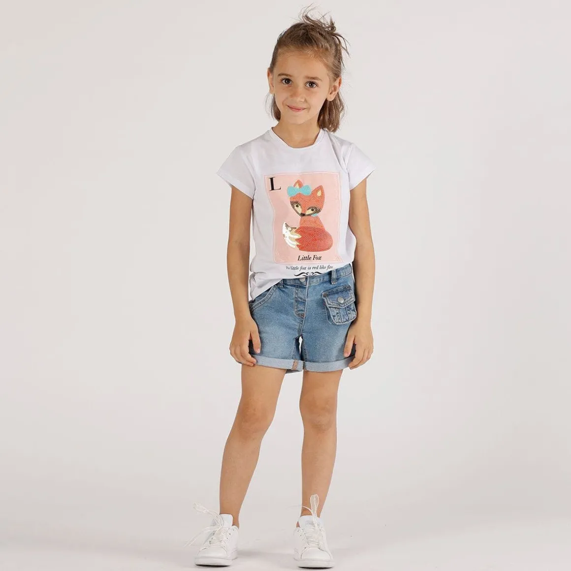 T-shirt con stampa e paillettes da bambina