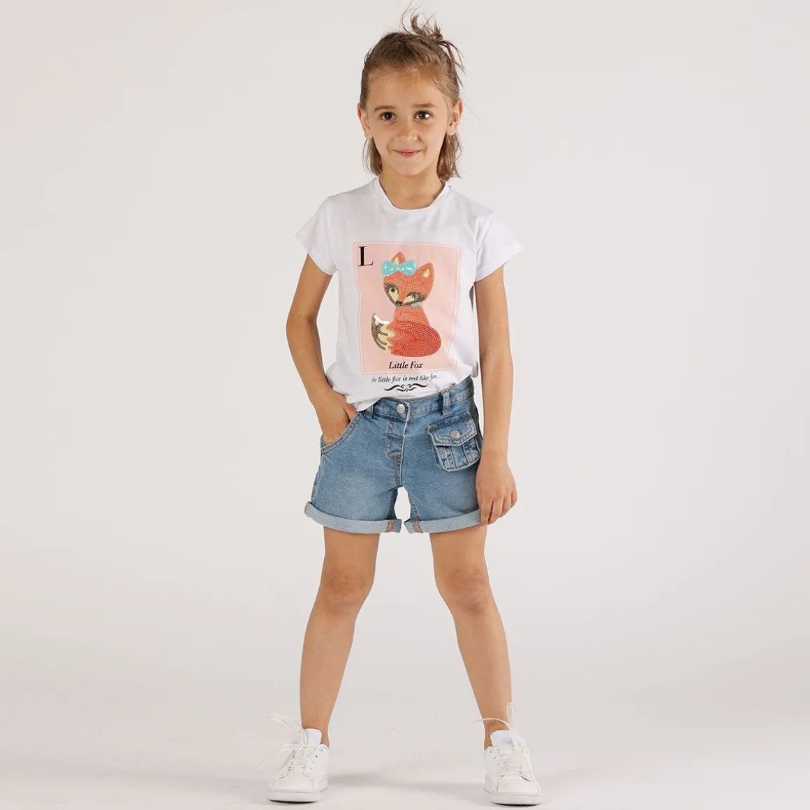 T-shirt con stampa e paillettes da bambina