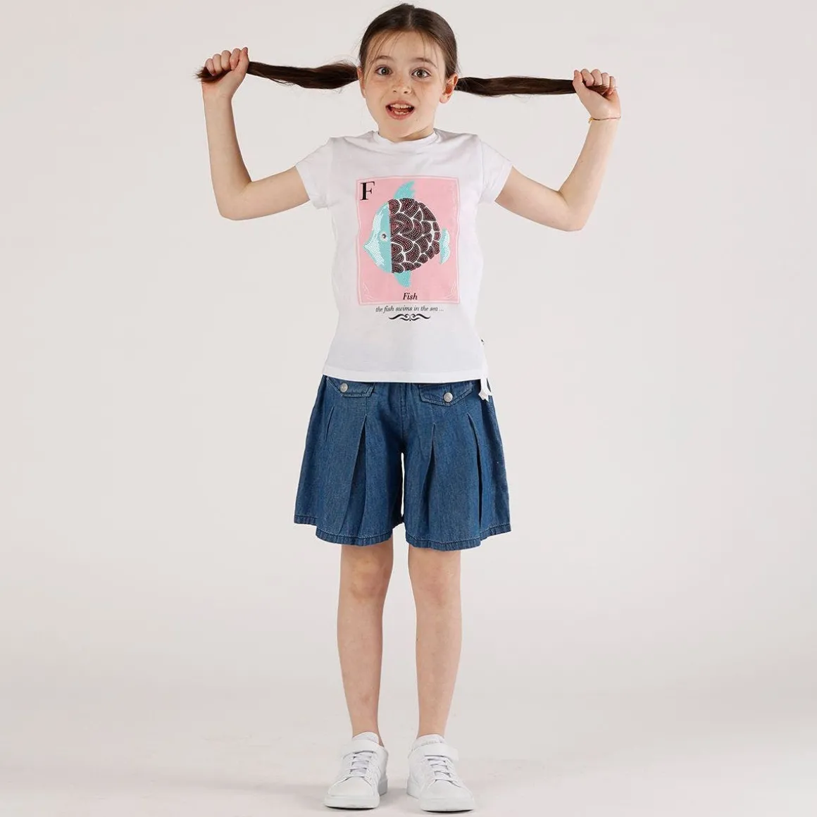 T-shirt con stampa e paillettes da bambina
