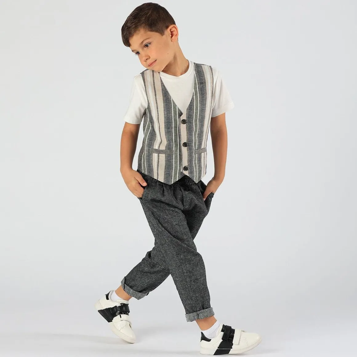 T-shirt da bambino con taschino e fazzoletto