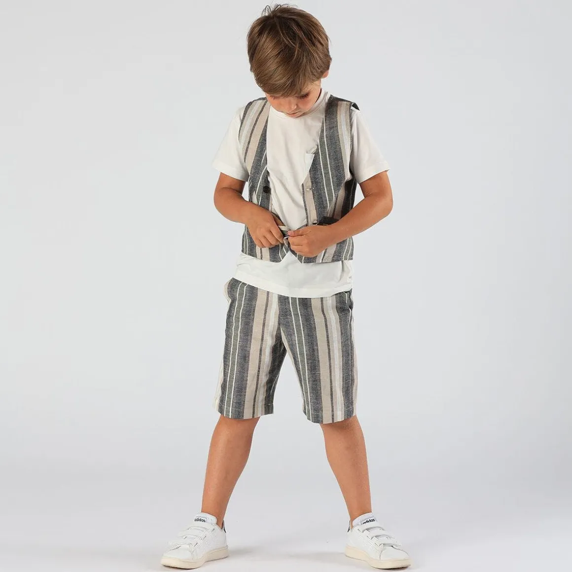 T-shirt da bambino con taschino e fazzoletto