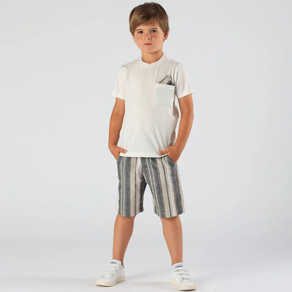T-shirt da bambino con taschino e fazzoletto